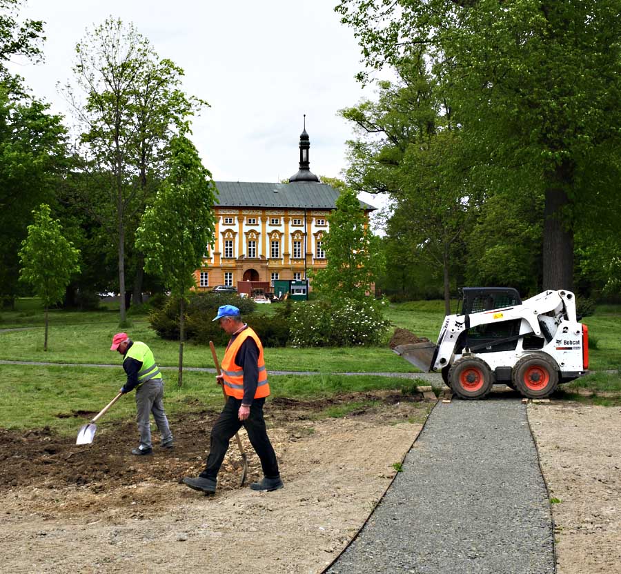 V parku i na zámku se pracuje
