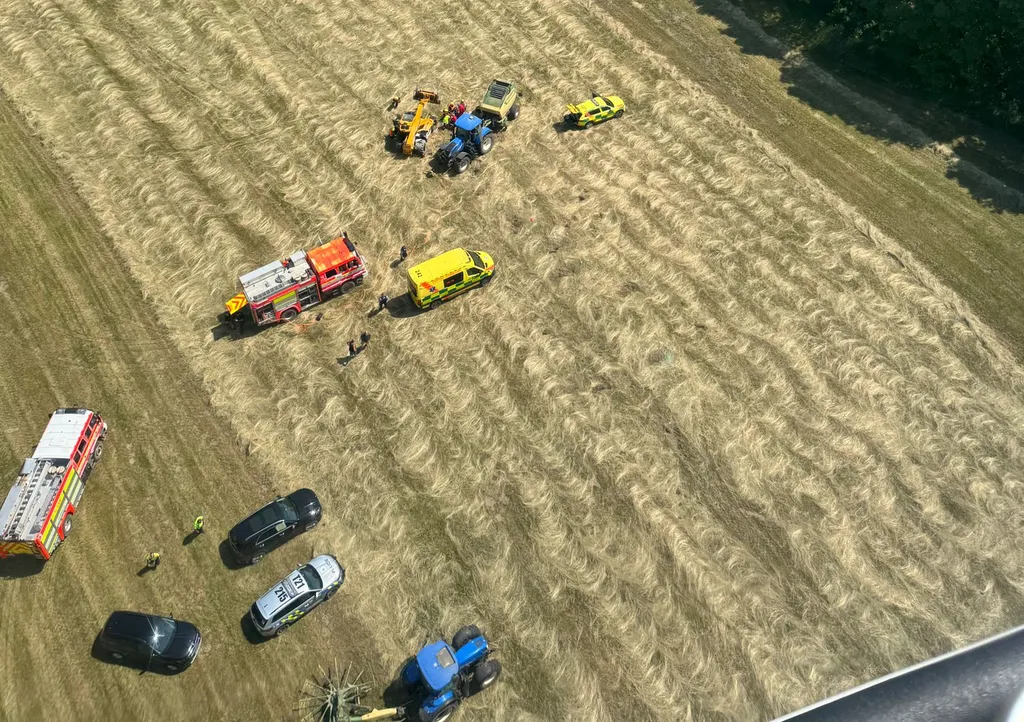 Vážně zraněný muž při nehodě pracovního stroje