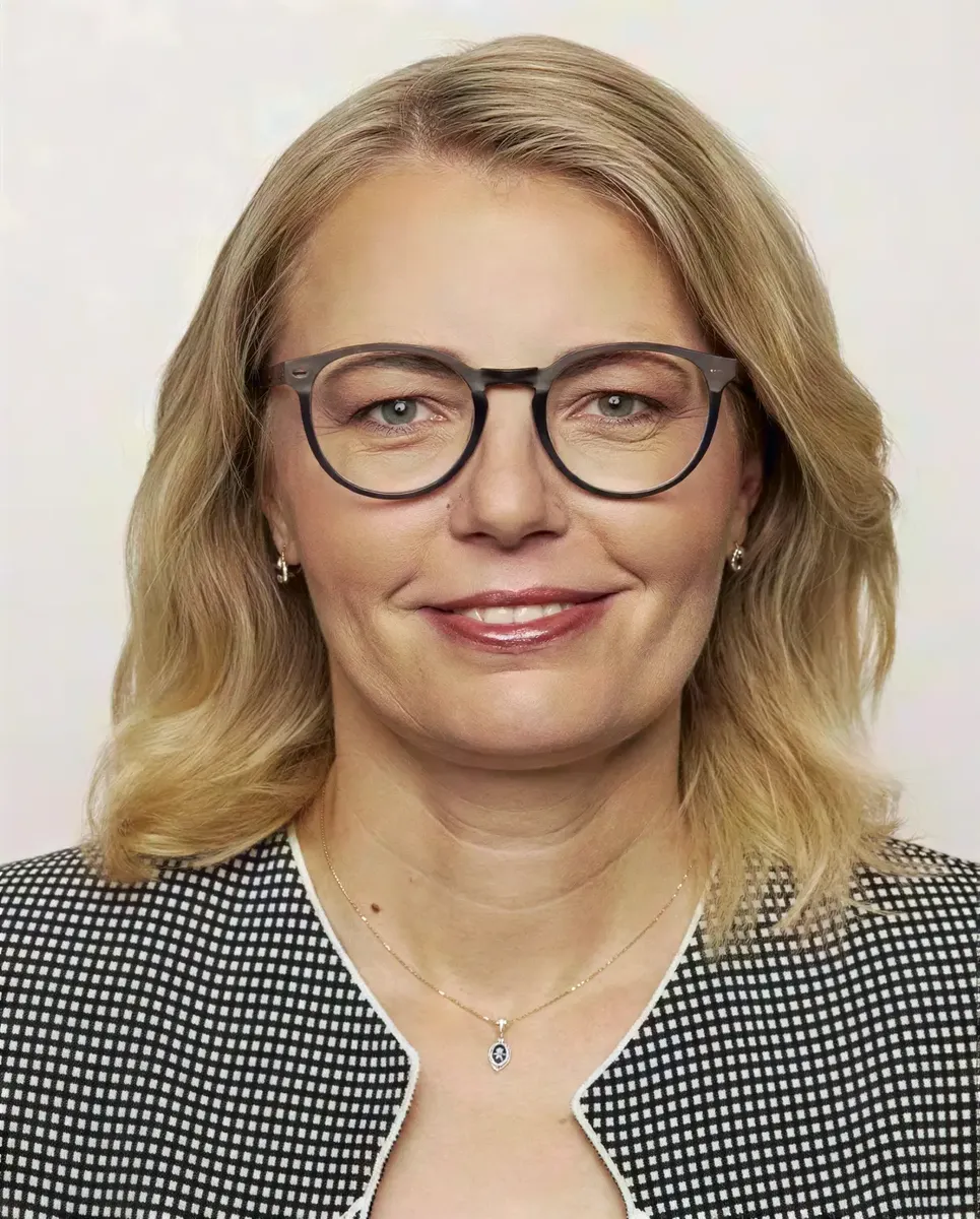 Funkcionářka Murová, žena, která stíhá řídit město, kraj i republiku, zatímco vy čekáte na autobus.