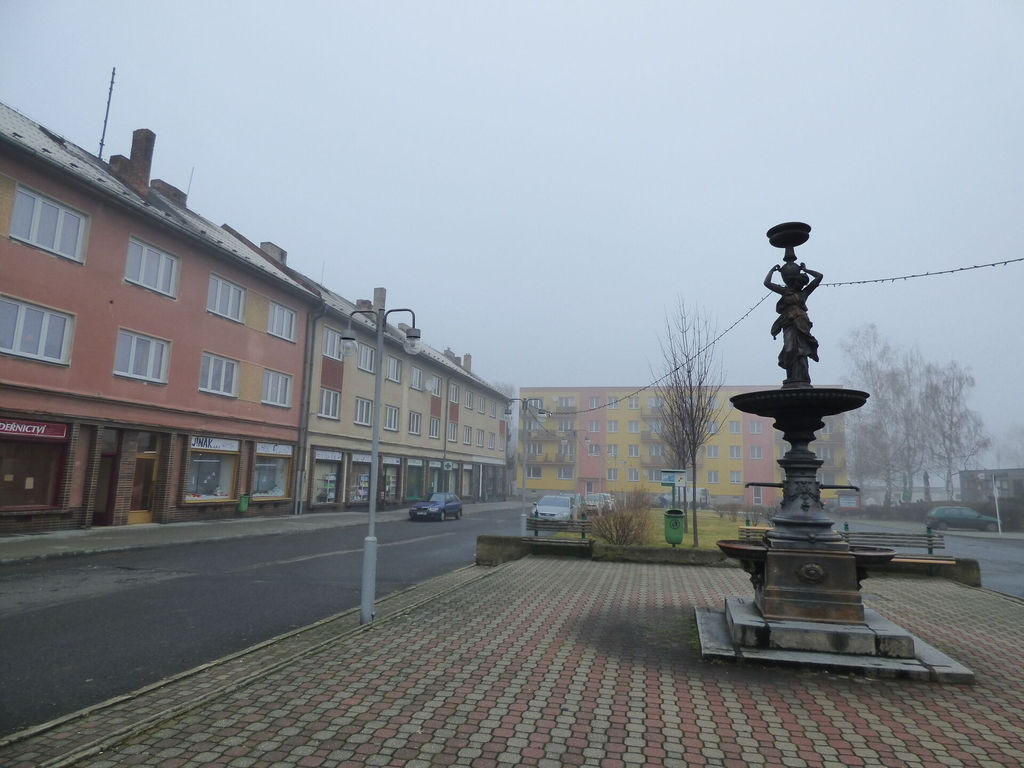 2016 - Osoblaha - náměstí Na osoblažském náměstí ani živáčka, prý by se ale tu měli často scházet Romové a dělat hluk. Foto Gaby Khazalová, DR