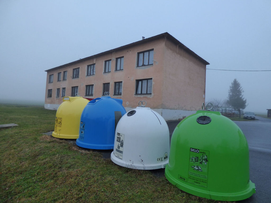 2016 - Osoblažsko - kontejnery Barevné kontejnery na třídění odpad působí v kontrastu s ponurými domy někdy trochu směšně. Foto Gaby Khazalová, DR
