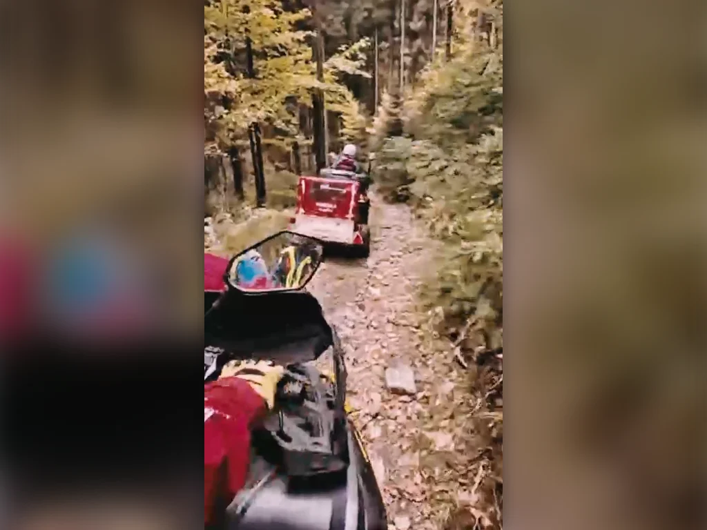 2026-10-19-ma-bila-opava-nahled (2) Čtyřkolka Horské služby s nosítky na lesní cestě.