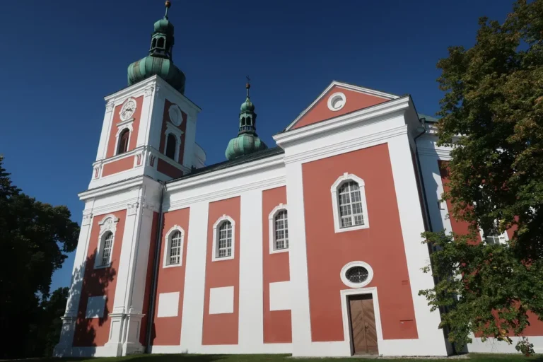 Poutní kostel Panny Marie Sedmibolestné na vrchu Cvilín v Krnově, pohled od západu