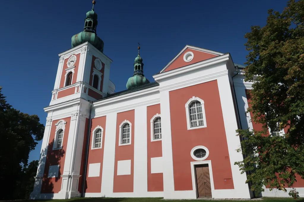 Poutní kostel Panny Marie Sedmibolestné na vrchu Cvilín v Krnově, pohled od západu