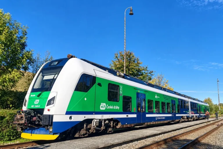 Zeleno-bílo-modrá bateriová jednotka RegioPanter Českých drah na nádraží v Třemešné ve Slezsku