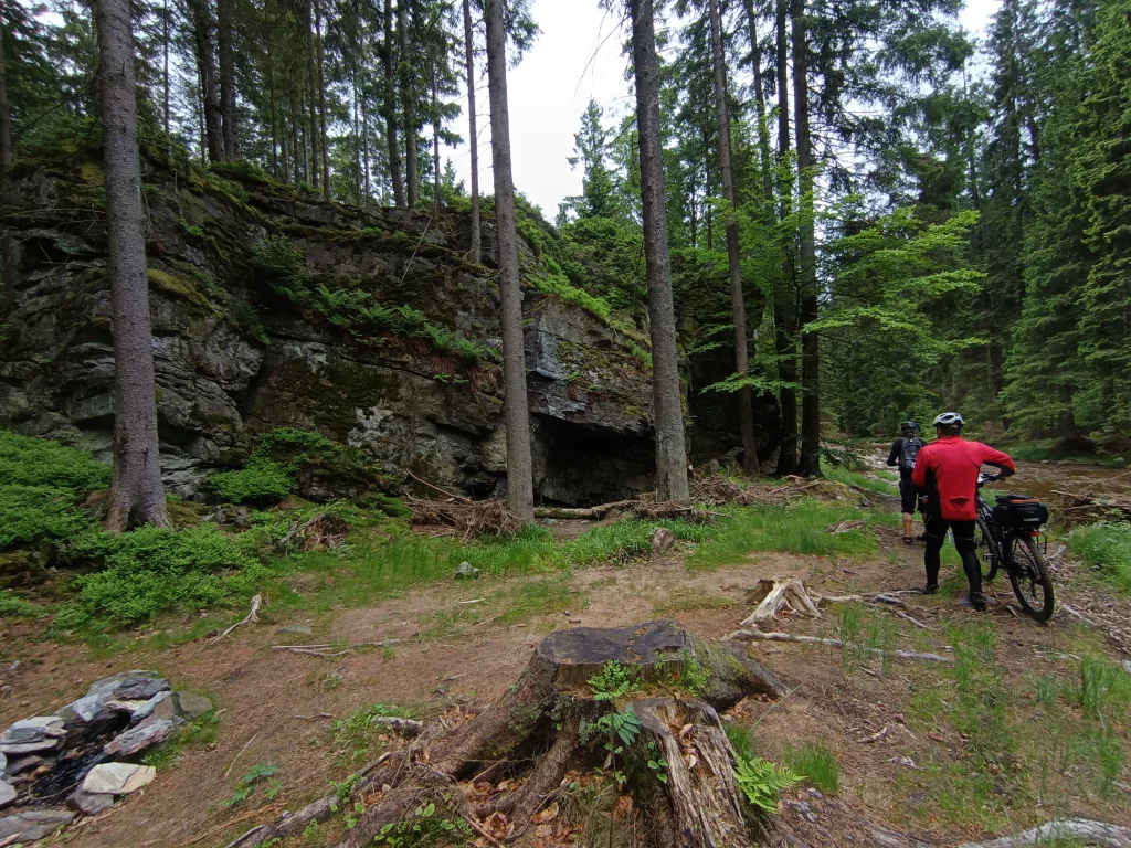 ma-hrad-drakov-skalisko Skalisko nad Černou Opavou, kde stál strážní hrádek Drakov.