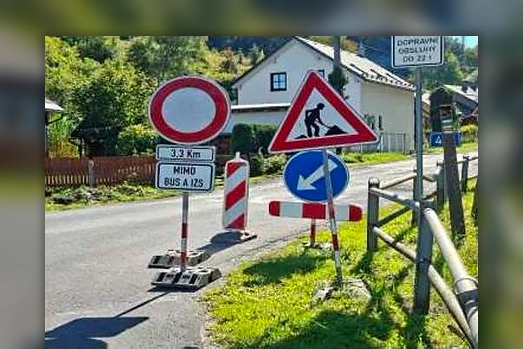 ma-uzavirka-zlate-hory-hermanovice-znacka Zákaz vjezdu s dodatkovými tabulkami 3,3 km a mimo bus a IZS a značka Práce na silnici v Dolním Údolí u Zlatých Hor.