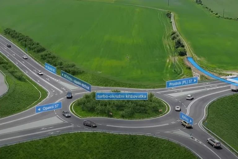 Vizualizace turbo-okružní křižovatky v Chomýži, kde se západní obchvat Krnova napojí na silnici I/57.