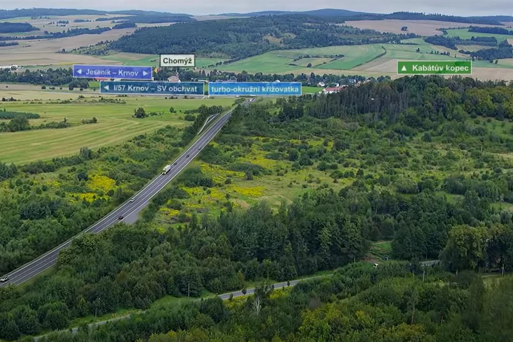 ma-zapadni-obchvat-krnov Vizualizace západního obchvatu Krnova, nová silnice vede lesem k Chomýži.
