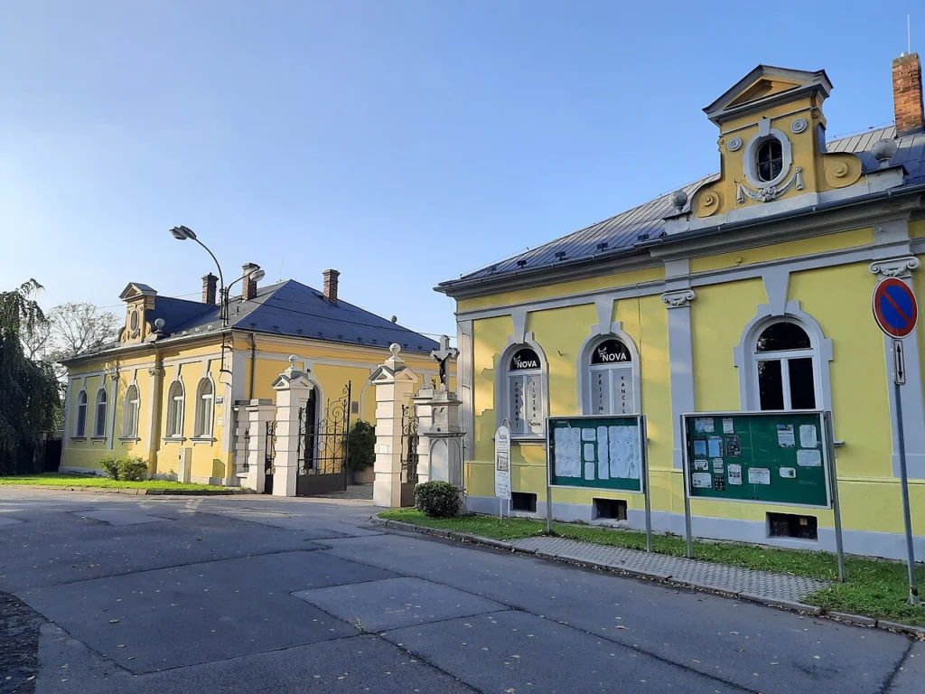 Hlavní brána Městského hřbitova v Krnově