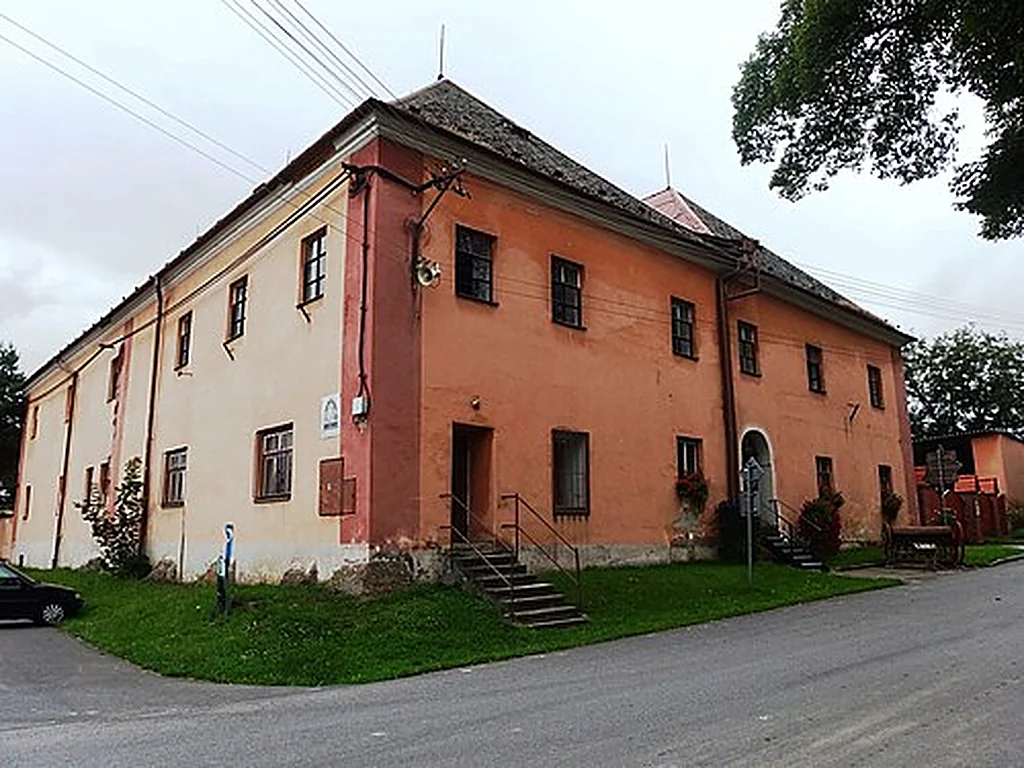 Barokní budova rychty na návsi v Úvalně